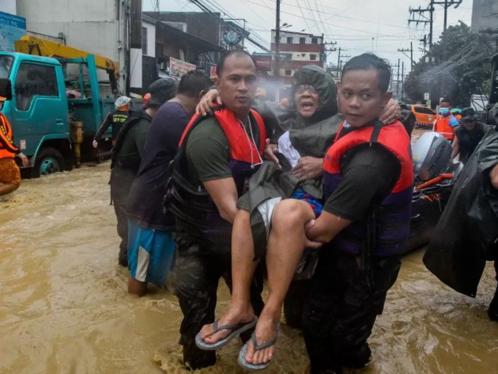 Tim penyelamat dari Kepolisian Nasional Filipina mengevakuasi warga yang menjadi korban banjir  di Manila, Filipina. (ANTARA/Xinhua-Rouelle Umali)
