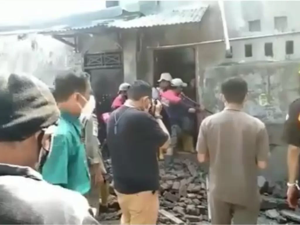 Tembok rumah Tahfiz Alquran Nurul Jihad di Makassar dibongkar petugas Satpol PP (Instagram/andreli48)
