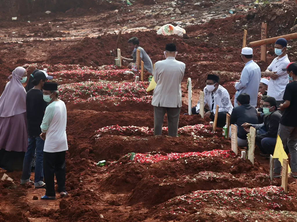 Warga menghadiri pemakaman keluarganya di lahan baru tempat pemakaman umum (TPU) khusus COVID-19, Jombang, Tangerang Selatan, Banten, Jumat (23/7/2021). Pemkot Tangerang Selatan membuka lahan baru TPU khusus COVID-19 yang dapat menampung 800 makam dikaren