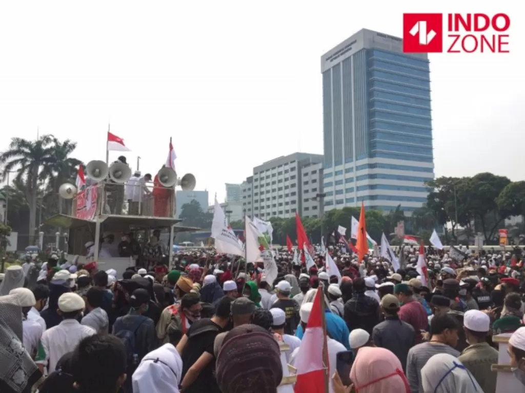 Massa yang menggelar aksi demodi depan Gedung DPR/MPR, Rabu (24/6/2020). (INDOZONE/Sarah Hutagaol)