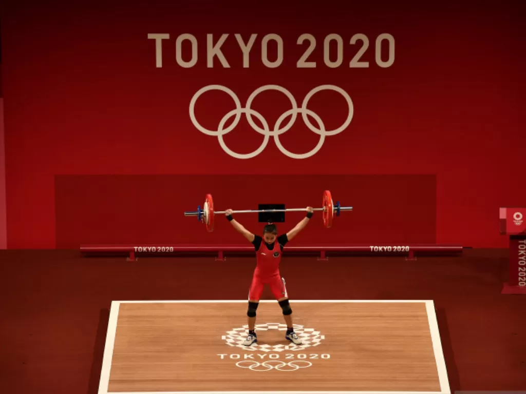 Lifter putri Indonesia Windy Cantika Aisah melakukan angkatan snatch dalam kelas 49 Kg Putri Grup A Olimpiade Tokyo 2020 di Tokyo International Forum, Tokyo, Jepang, Sabtu (24/7/2021). (ANTARA FOTO/SIGID KURNIAWAN) 