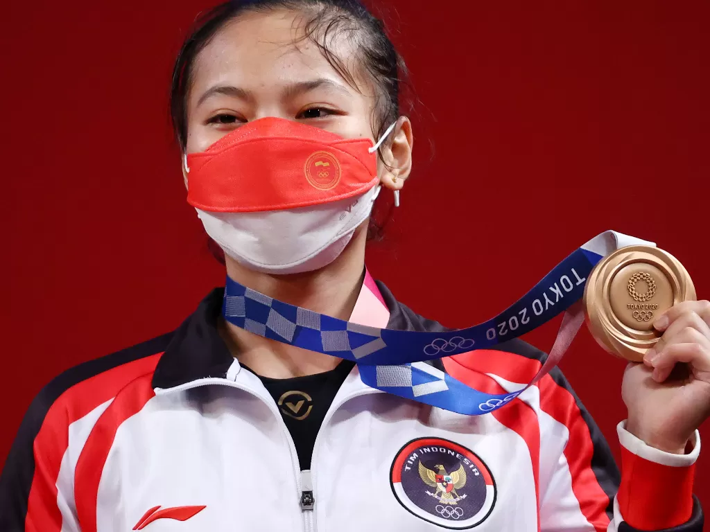 Peraih medali perunggu Windy Cantika Aisah dari Indonesia di Olimpiade Tokyo. (photo/REUTERS/Edgard Garrido)