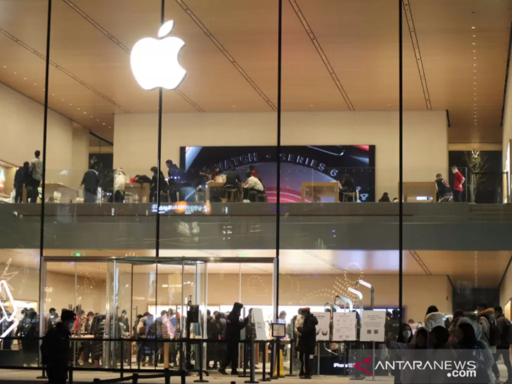 Gerai utama Apple di pusat perbelanjaan internasional Sanlitun, Beijing, China. (photo/ANTARA/HO)