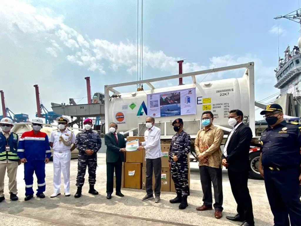 ndonesia menerima bantuan Pemerintah India untuk penanganan pandemi COVID-19, yakni berupa 300 unit konsentrator oksigen dan 100 metrik ton (MT) oksigen cair medis di pelabuhan Tanjung Priok pada pada Sabtu (24/7/2021). (Kemenlu RI)