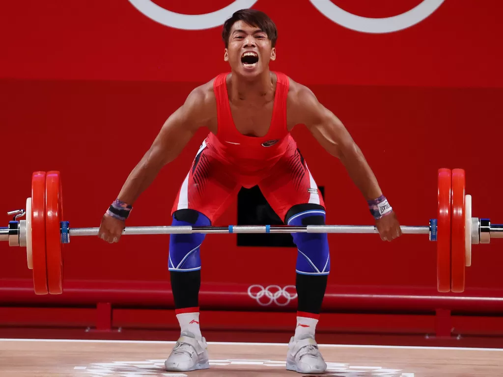  Olimpiade Tokyo 2020 - Angkat Besi - 67kg Putra - Grup A - Tokyo International Forum, Tokyo, Jepang - 25 Juli 2021. Deni dari Indonesia beraksi. (photo/REUTERS/Edgard Garrido)
