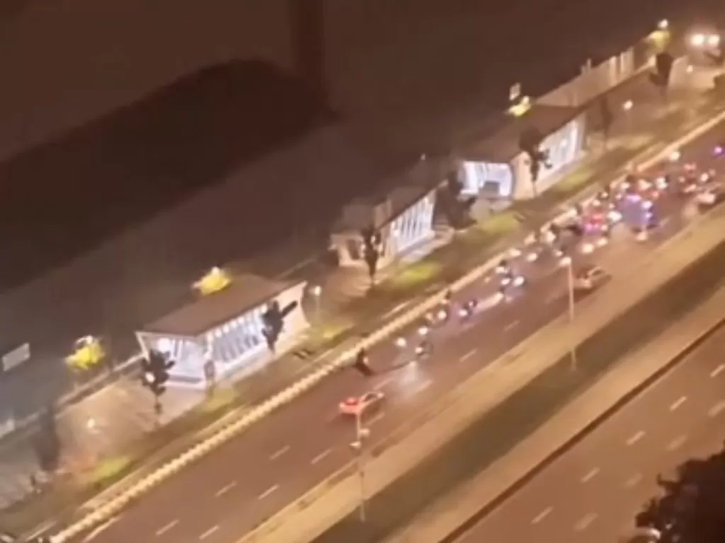 Polda Metro Jaya bubarkan balap liar di Jalan Sudirman, Jakarta Selatan, Minggu (25/7/2021) dini hari. (Instagram/@jakarta.terkini)