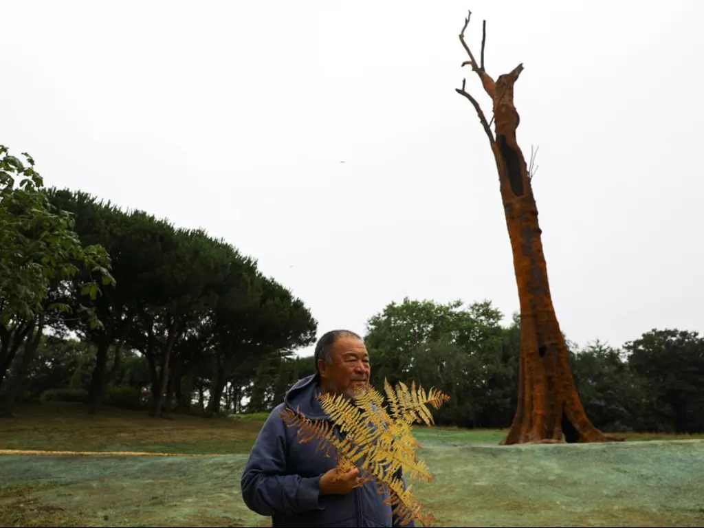 Pohon tropis yang dibuat oleh seorang seniman China. (photo/Dok. REUTERS)
