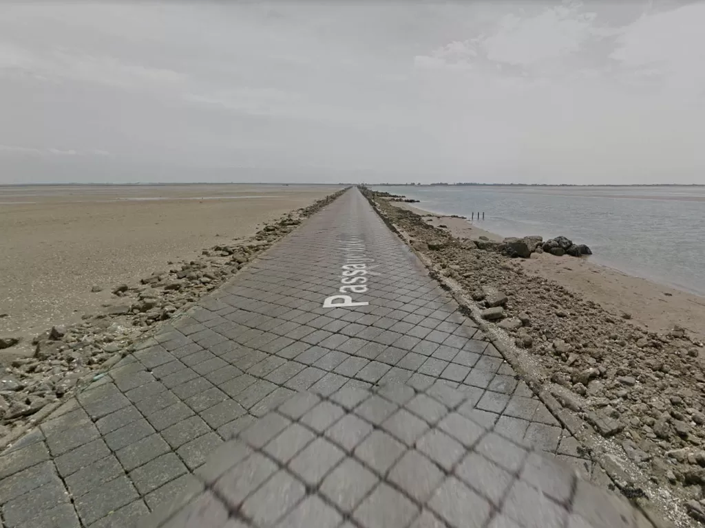 Jalan raya Le Passage du Gois saat air laut sedang surut (photo/Screenshot/Google Street View)