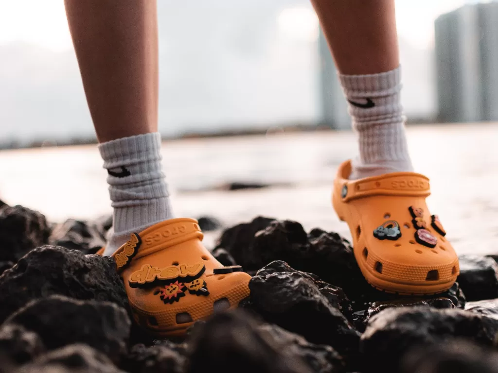Sandal Crocs. (photo/Pexels/Gabriel Hohol)