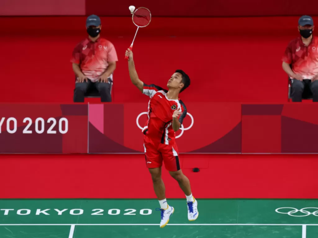 Aksi Anthony Ginting saat menghadapi Gergely Krausz dari Hungaria dalam pertandingan pertama bulu tangkis Olimpiade Tokyo 2020, Minggu (25/7/2021). (REUTERS/Leonhard Foeger)