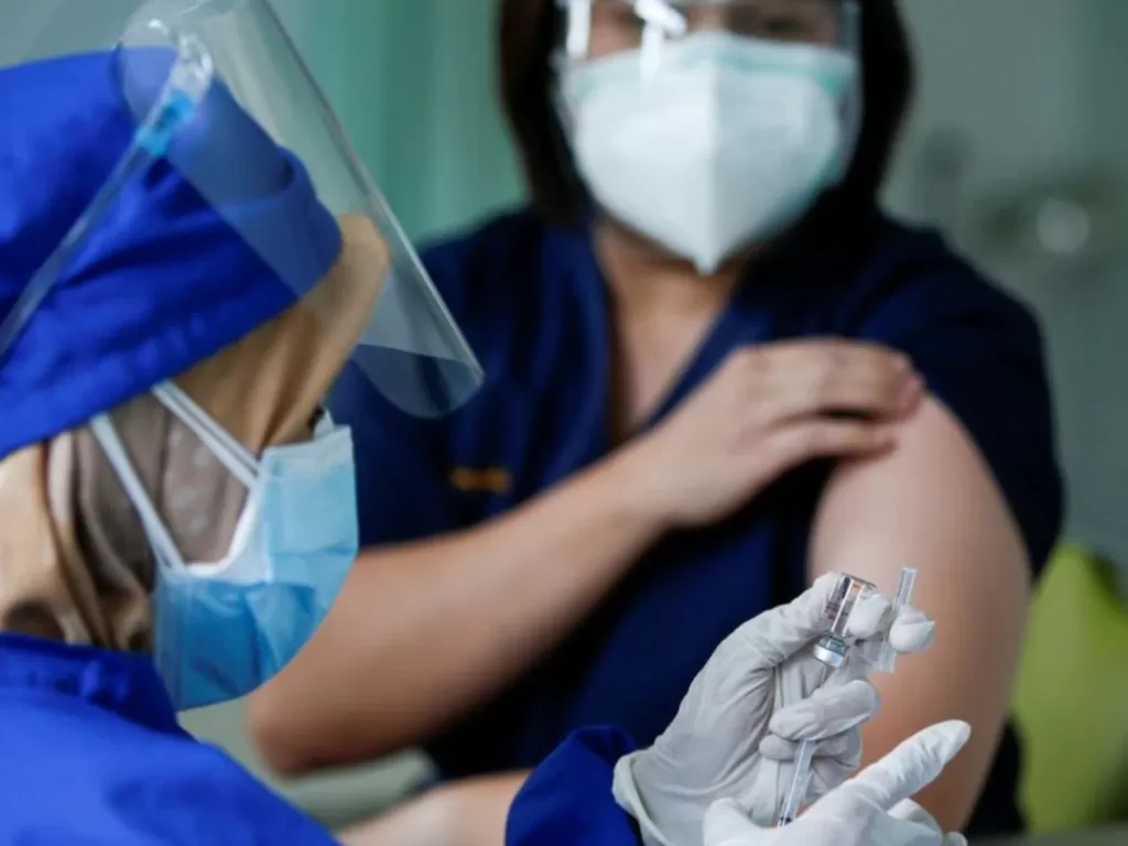 Petugas kesehatan memberikan vaksin Sinovac di Jakarta, 19 Januari 2021. (REUTERS/Willy Kurniawan)