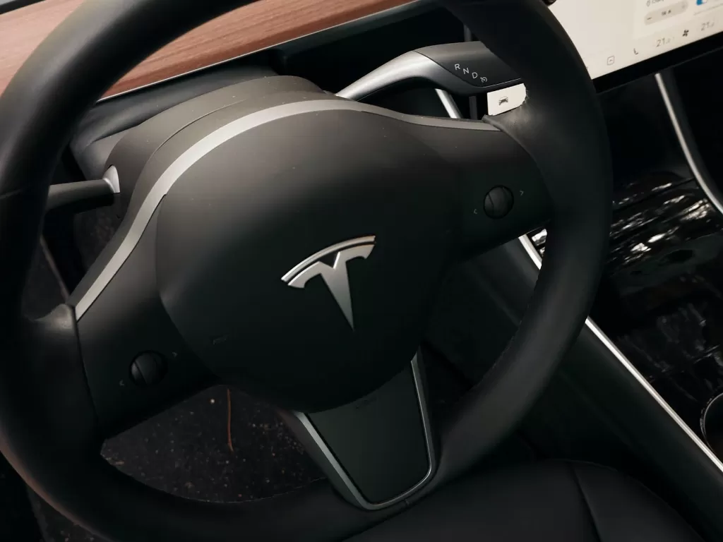 Tampilan interior dari mobil listrik buatan Tesla (photo/Unsplash/Ze Ferrari Careto)