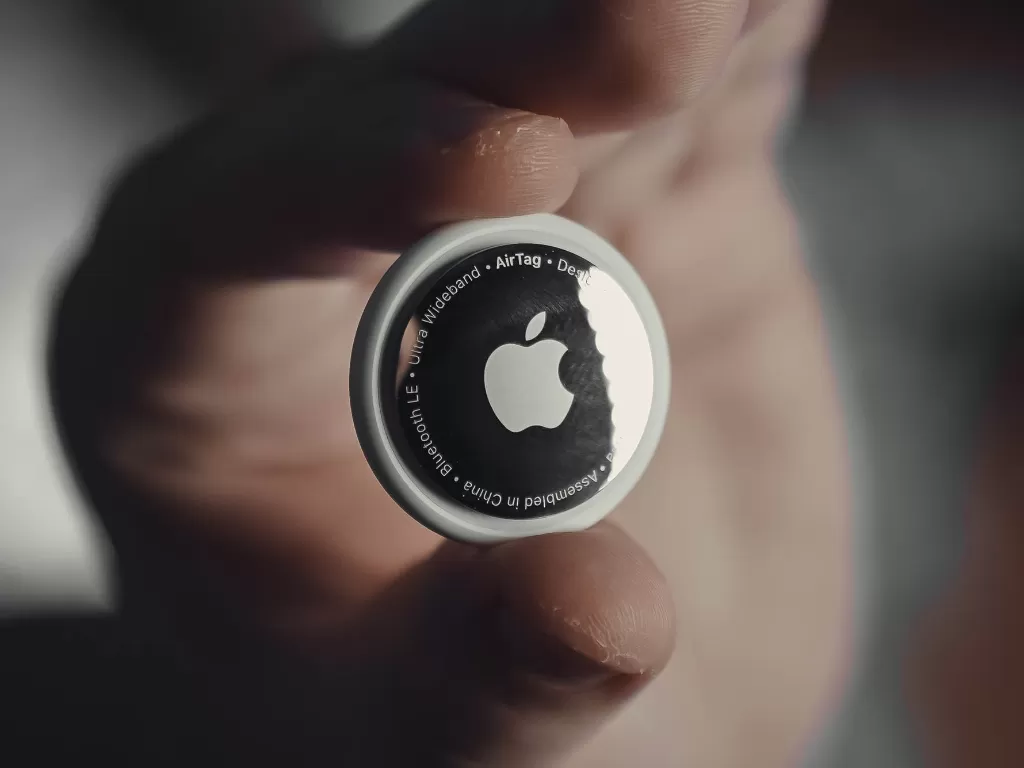 Tampilan alat pelacak AirTag besutan Apple (Ilustrasi/Unsplash/Onur Binay)