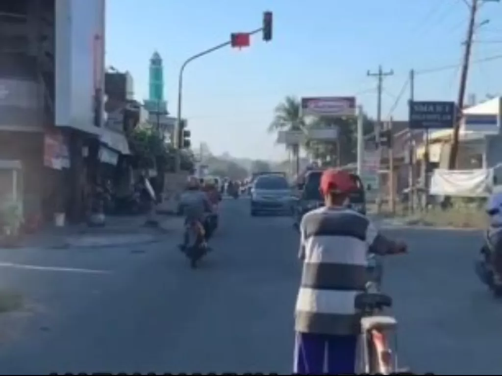 Kakek naik sepeda nunggu lampu merah (Instagram @/undercover.id)