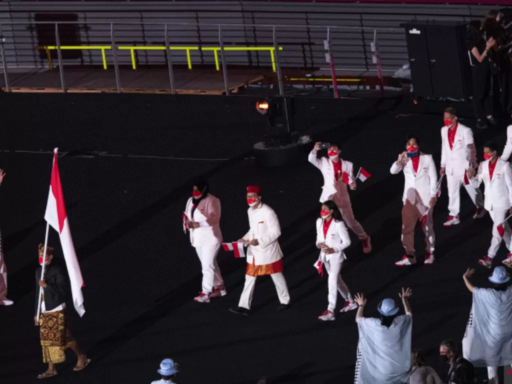 Kontingen Indonesia mengikuti defile dalam pembukaan Olimpiade Tokyo 2020 di Stadion Nasional Jepang,Tokyo, Jepang, Jumat (23/7/2021). (ANTARA FOTO/Sigid Kurniawan/hp).