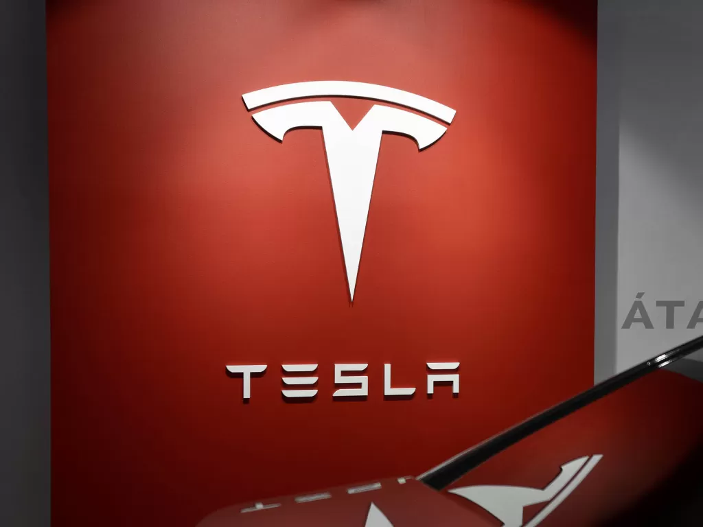 Tampilan logo produsen otomotif asal Amerika Serikat, Tesla (photo/Unsplash/Milan Csizmadia)