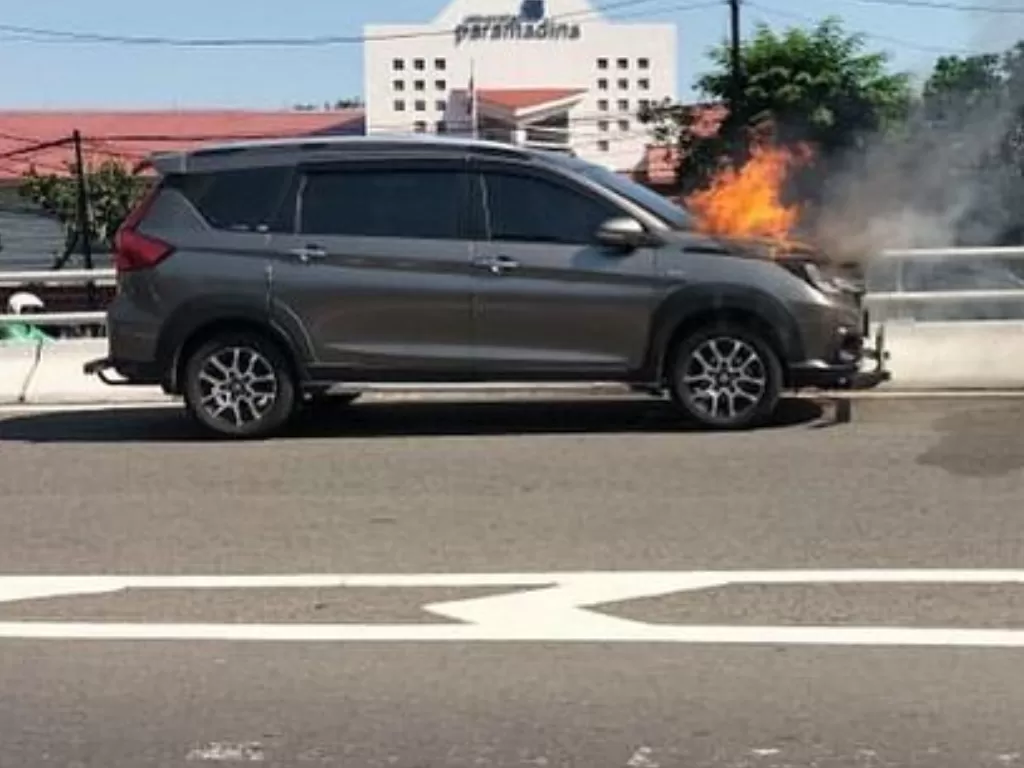 Detik-detik mobil terbakar di dalam tol pancoran. (Photo/Instagram/@jktinfo)