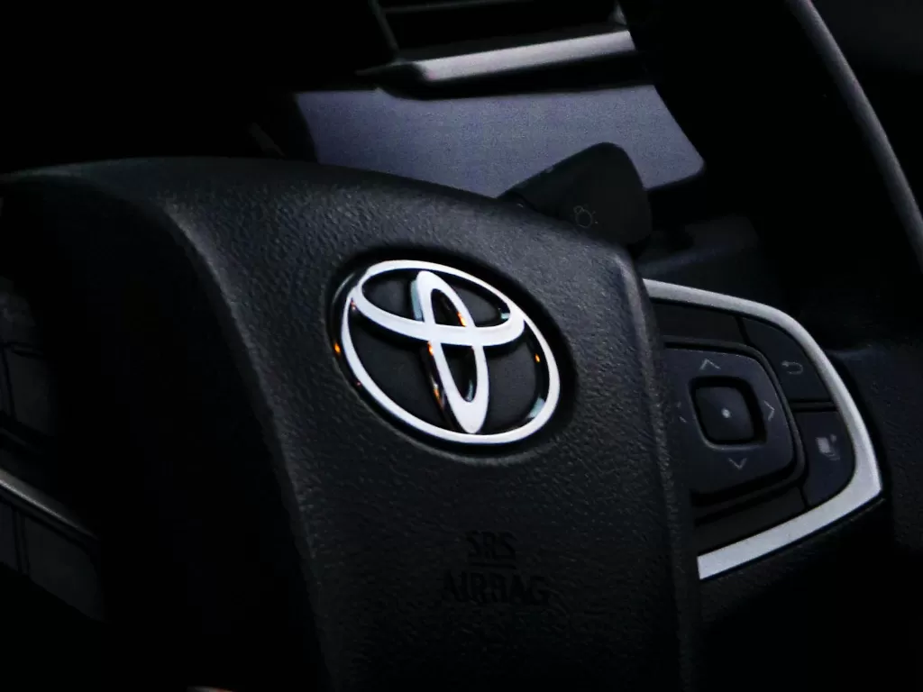 Tampilan logo Toyota di setir mobil besutannya (photo/Unsplash/Vishal Bonthapally)