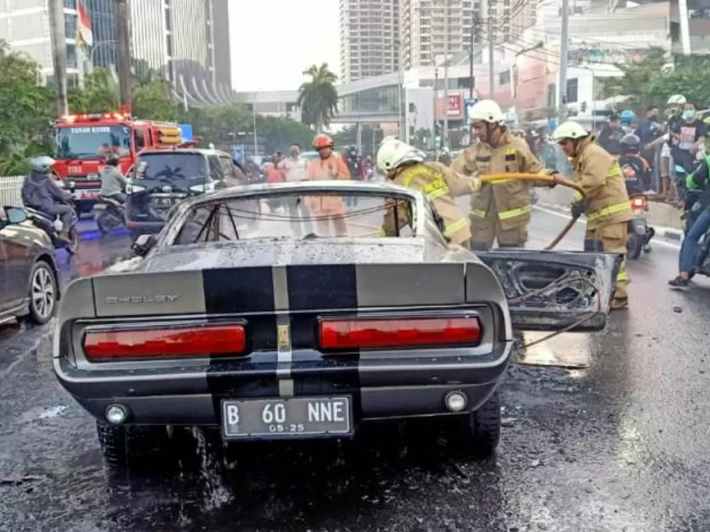 Sebuah mobil Mustang tiba-tiba terbakar di daerah Pondok Indah (Dok Humas Damkar DKI)