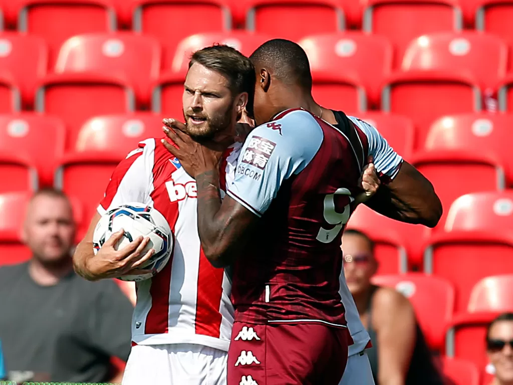 Striker Aston Villa, Wesley cekik pemain Stoke City Nick Powell. (photo/REUTERS/ED SYKES)