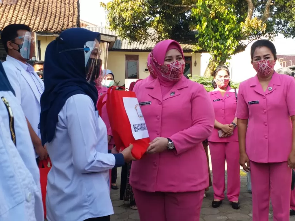 Bhayangkari Polda Metro Jaya serahkan bansos ke nakes-warga Bogor (Dok Istimewa)