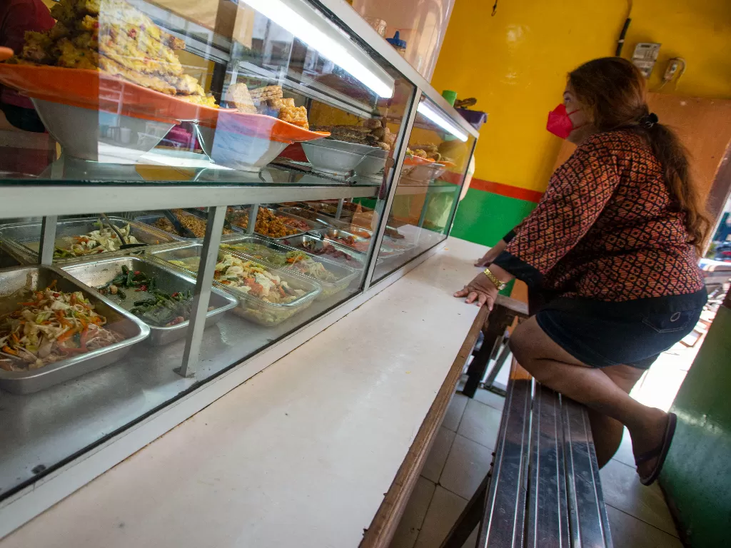Pembeli makan di warung. (ANTARA FOTO/Aditya Pradana Putra)
