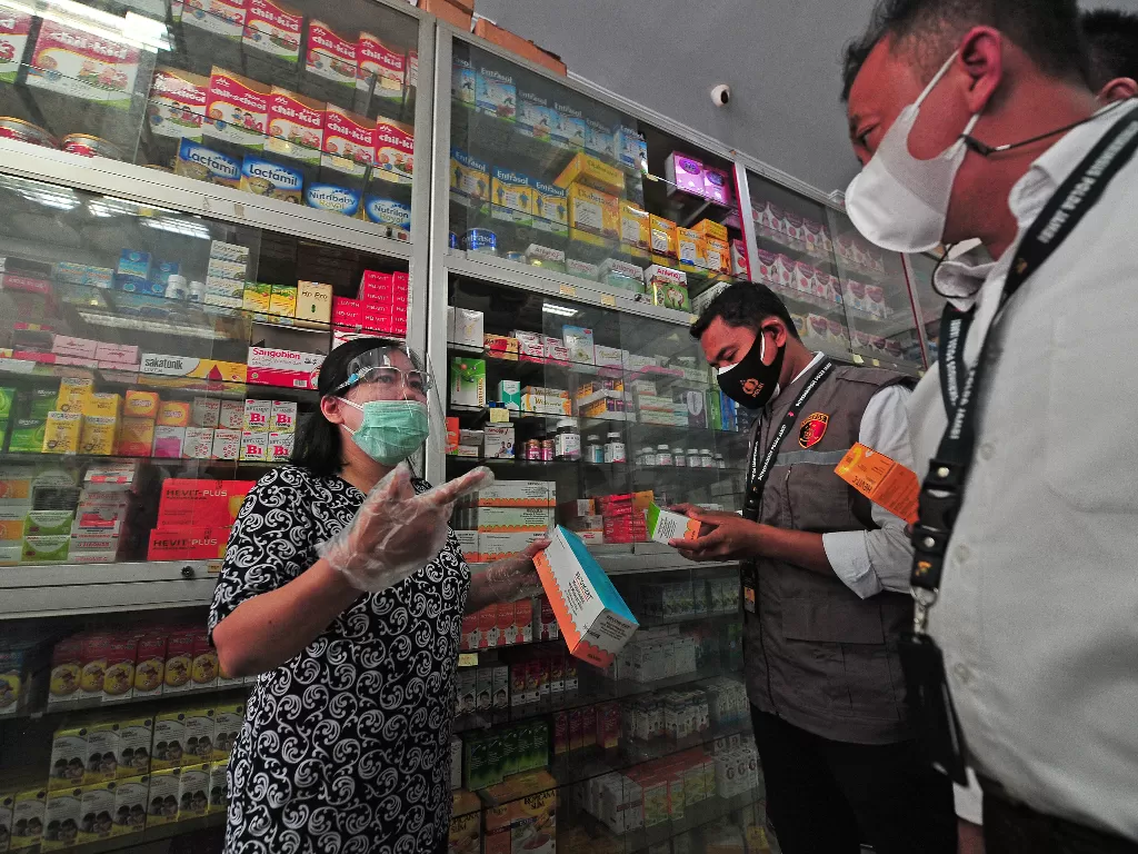 Petugas kepolisian Ditreskrimsus Polda Jambi mengecek ketersediaan obat di salah satu toko (ANTARA/Wahdi Septiawan)