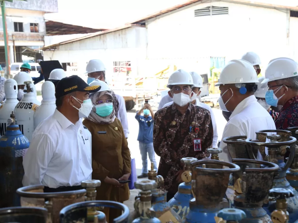 Menko PMK mengecek ketersediaan oksigen di Balikpapan, Kalimatan Timur. (Humas Kemenko PMK)