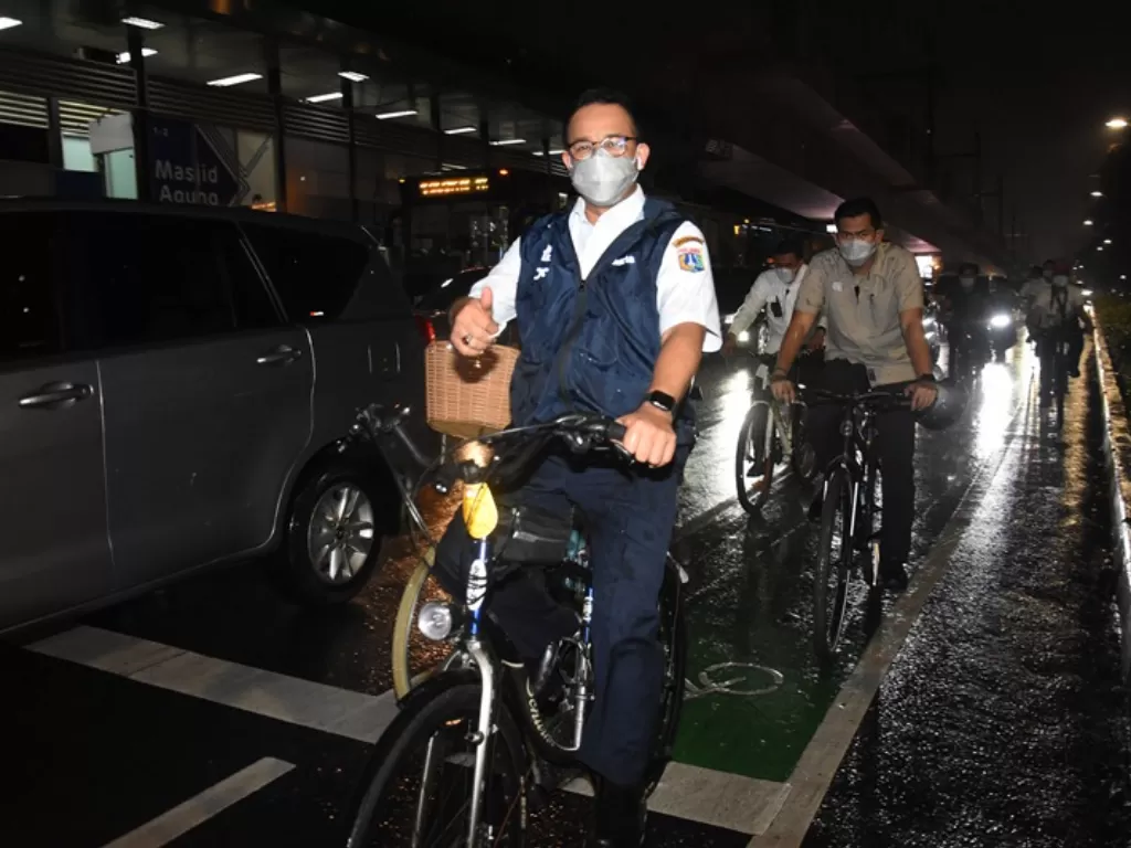 Gubernur DKI Jakarta Anies Baswedan bersepeda usai pulang kantor saat melintas di Jalan Sisingamangaraja (ANTARA FOTO/Indrianto Eko Suwarso)