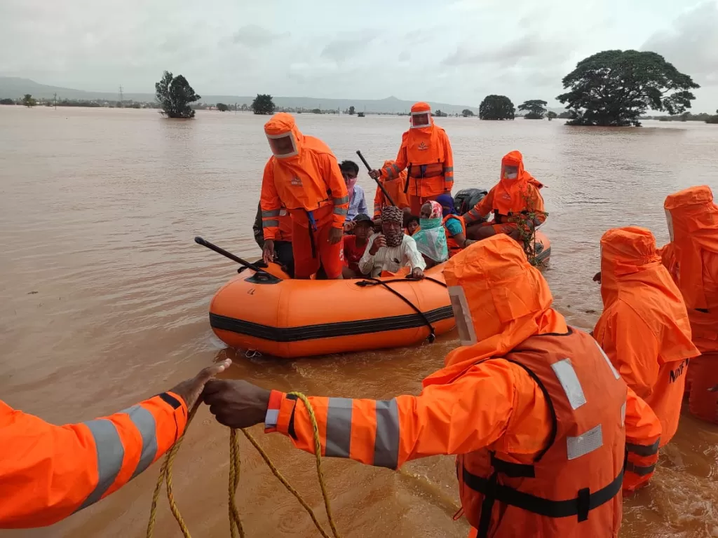 Anggota Pasukan Tanggap Bencana Nasional (NDRF) mengevakuasi orang dari daerah banjir (REUTERS/NDRF)