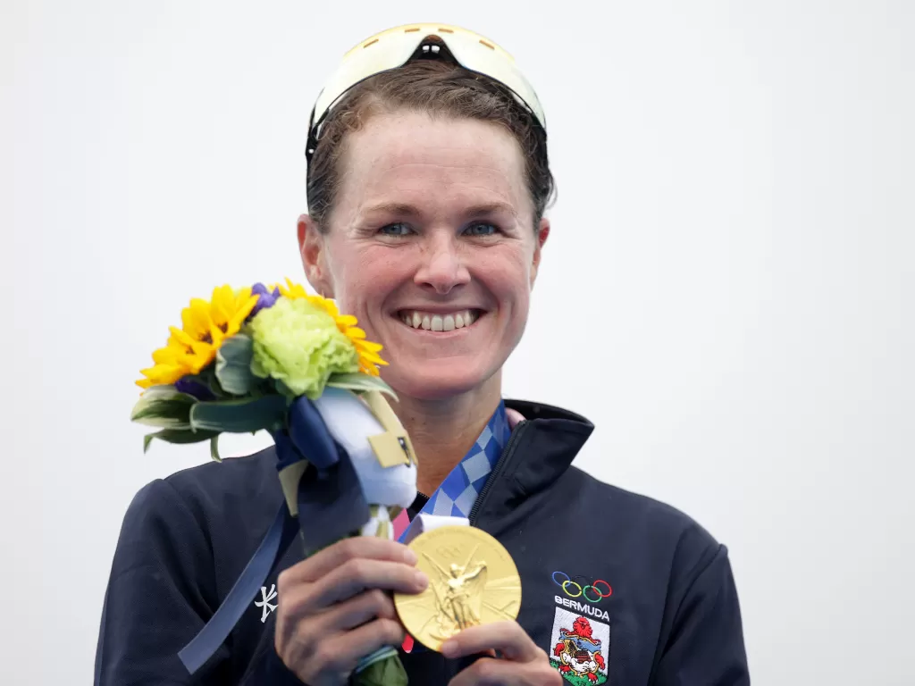 Flora Duffy, atlet triathlon penyumbang medali emas Bermuda di Olimpiade Tokyo. (photo/REUTERS/HANNAH MCKAY)