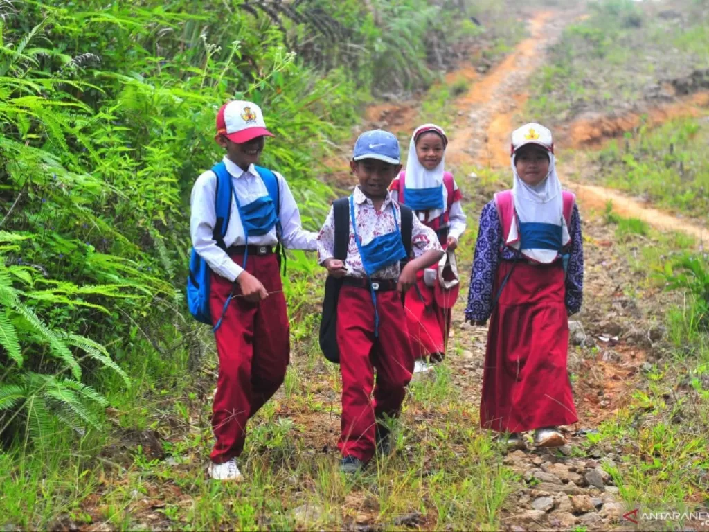 Arsip Foto. Anak-anak transmigran berjalan menuju ke sekolah mereka di kawasan Transmigrasi Sungai Bermas, Siulak, Kerinci, Jambi, Rabu (26/8/2020). (ANTARA FOTO/Wahdi Septiawan/wsj) 