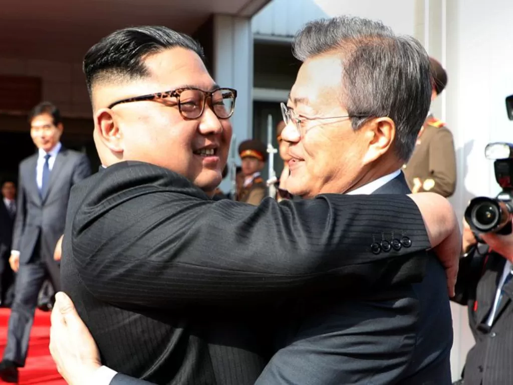 Pemimpin Korea Utara Kim Jong Un dan Presiden Korea Selatan Moon Jae-in pada 2018 lalu. (The Presidential Blue House/Handout via REUTERS)