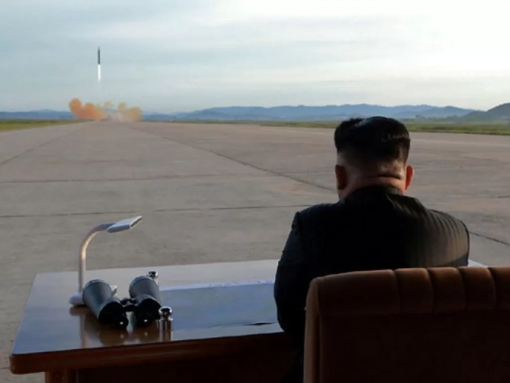 Pemimpin Korea Utara Kim Jong Un menyaksikan peluncuran rudal Hwasong-12 dalam foto tak bertanggal yang disiarkan KCNA, September 2017. (ANTARA/KCNA via Reuters)