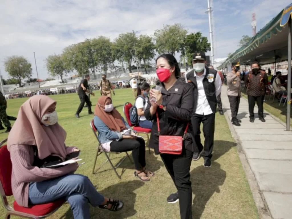 Ketua DPR RI Puan Maharani didampingi Wali Kota Surabaya Eri Cahyadi menyapa warga saat meninjau pelaksanaan vaksinasi massal (ANTARA/HO-PDIP Surabaya)