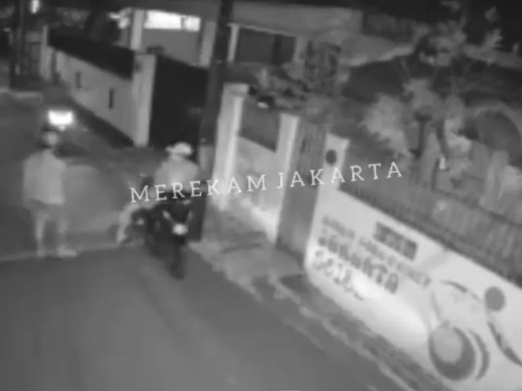 Viral sekelompok maling mencuri kata spion mobil Fortuner. (Photo/Instagram/@merekamjakarta)