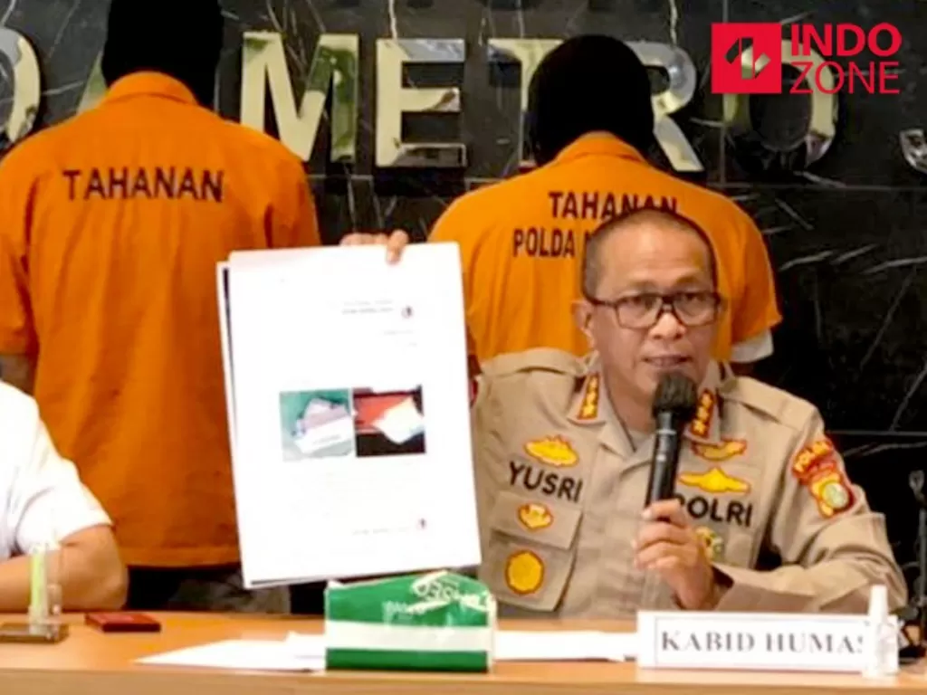 Konferensi pers Polda Metro ciduk penipu modus jual surat vaksin di Mapolda Metro, Jakarta (INDOZONE/Samsudhuha Wildansyah