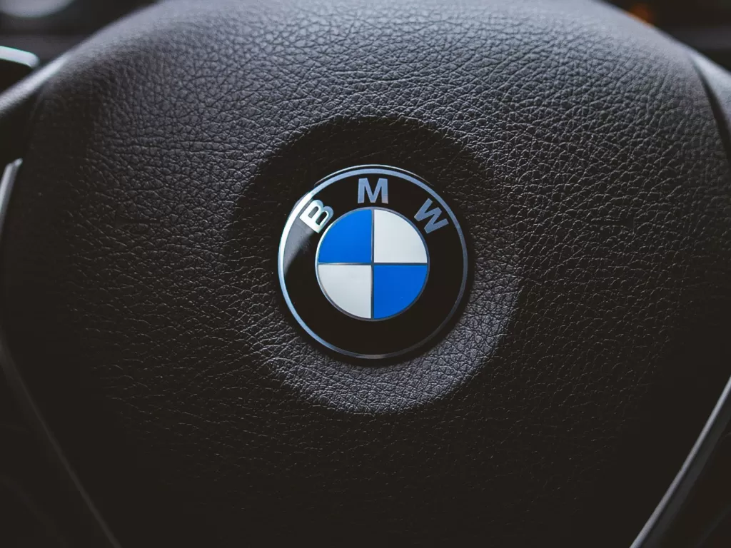 Tampilan logo perusahaan otomotif BMW (photo/Unsplash/Andras Vas)