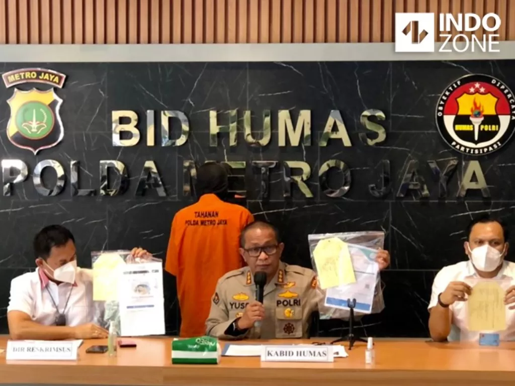 Konferensi pers kasus calo tiket peswat jual surat PCR palsu di Mapolda Metro Jaya, Jakarta. (INDOZONE/Samsudhuha Wildansyah).
