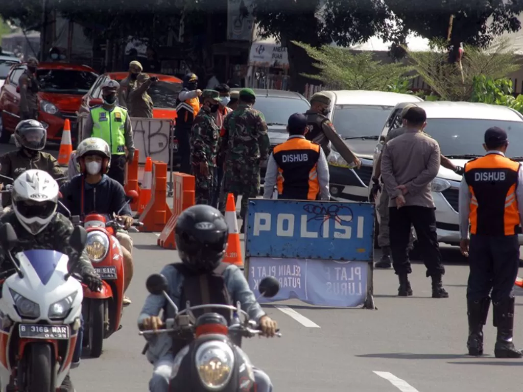 Petugas gabungan Satgas COVID-19 Kabupaten Bogor melakukan penyekatan kendaraan di perbatasan Bogor-Depok (ANTARA FOTO/Yulius Satria Wijaya)