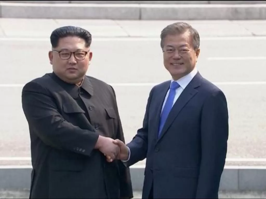 Kim Jong0-un (kiri) dan Moon Jae-in (kanan). (Reuters)