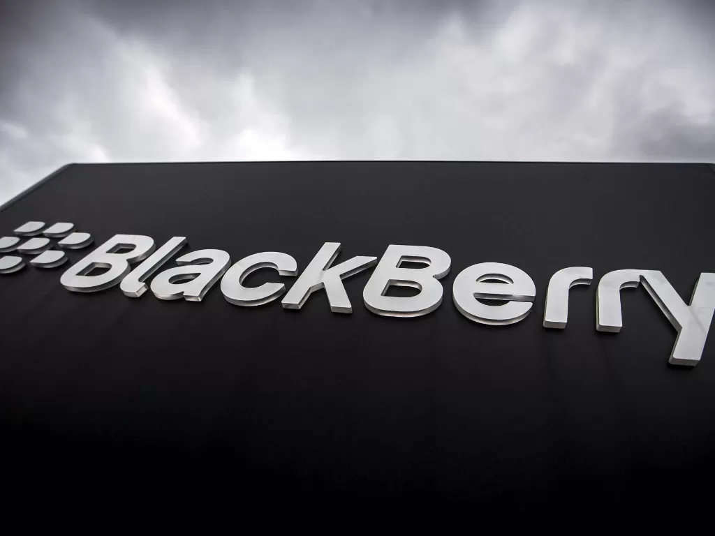 Tampilan logo perusahaan ponsel terkenal, BlackBerry (photo/REUTERS/Mark Blinch)