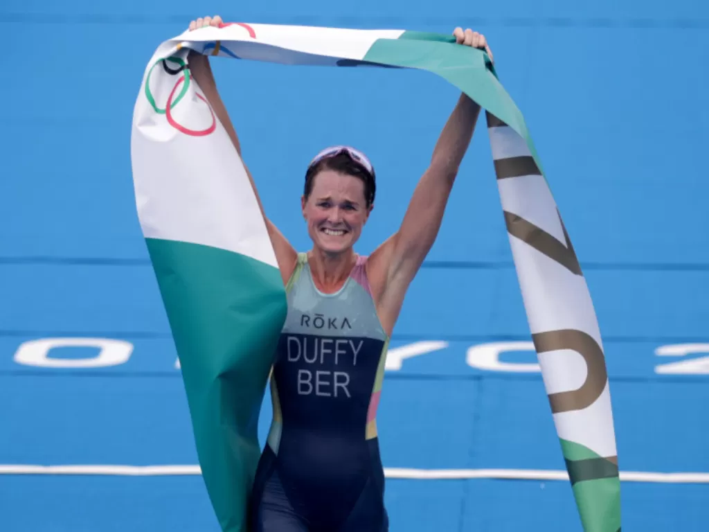 Flora Duffy dari Bermuda menjuarai triatlon putri Olimpiade Tokyo 2020 (REUTERS/HANNAH MCKAY)