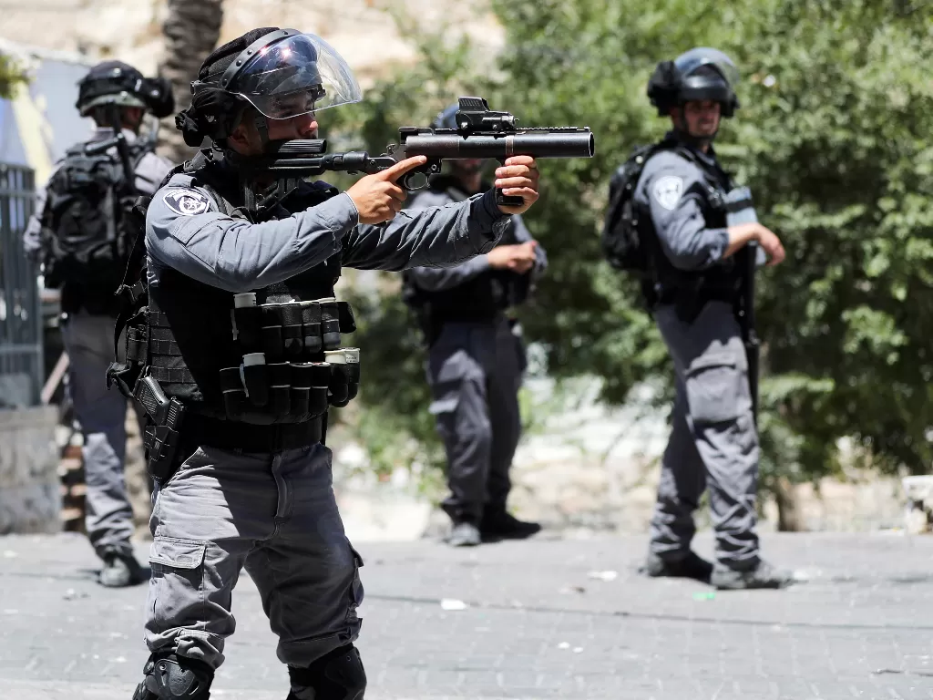 Konflik antara tentara Israel dan warga Palestina saat Salat Jumat, 2 Juli 2021 (REUTERS/Ammar Awad)