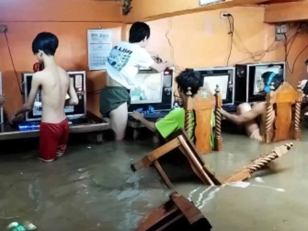 Viral sekelompok remaja nekat tetap main meski warnet kebanjiran. (Photo/Viral Press)