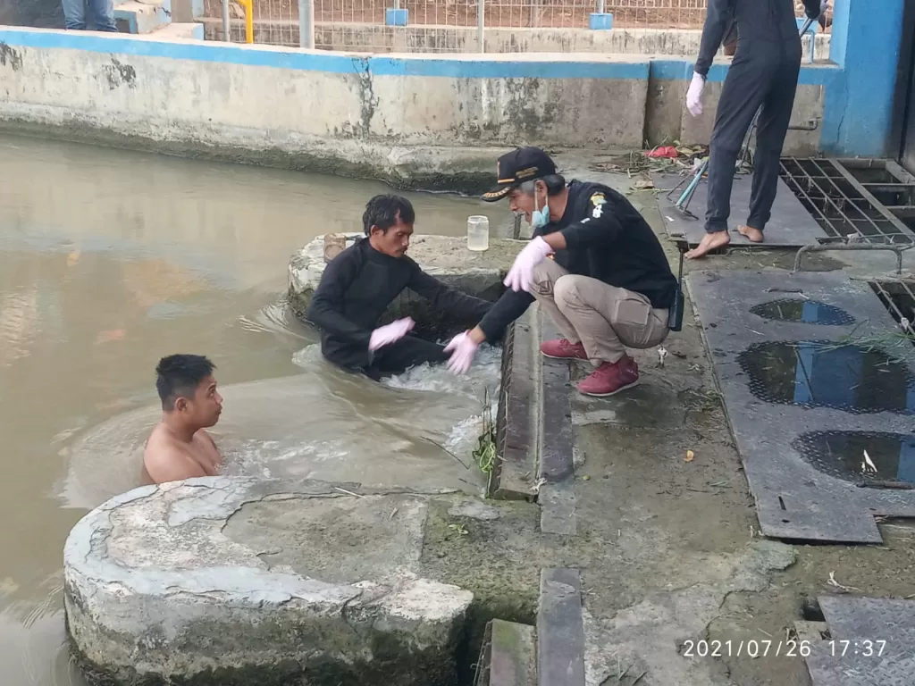 Penemuan jasad pria di penyaring sampang di Bekasi. (Dok. Humas Polres Metro Kota Bekasi).