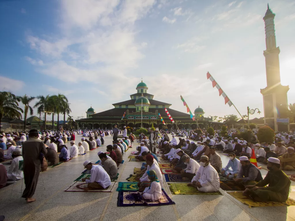 Umat muslim menunaikan ibadah Shalat Idul Adha di Masjid Jami, Banjarmasin, Kalimantan Selatan, Selasa (20/7). (ANTARA FOTO/Bayu Pratama S)