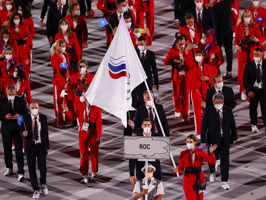  Pembawa bendera Sofya Velikaya dari Komite Olimpiade Rusia (ROC)  memimpin kontingen mereka selama parade atlet pada upacara pembukaan, Tokyo, Jepang, Jumat (23/7).  (photo/REUTERS/Mike Blake)
