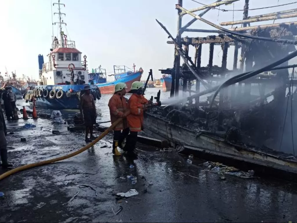 Kebakaran kapal nelayan di Muara Baru. (Dok Humas Damkar DKI)