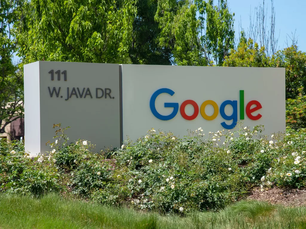 Tampilan logo perusahaan teknologi Google di kantornya (photo/Unsplash/Greg Bulla)